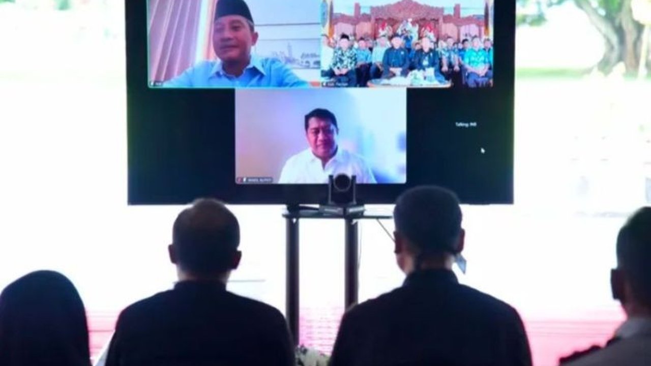 Jajaran pejabat Pemkab Pacitan menyampaikan ucapan selamat kepada Bupati dan Wakil Bupati terpilih, Indrata Nur Bayuaji dan Gagarin Sumrambah, melalui konferensi daring karena berhalangan hadir langsung di Istana Negara.