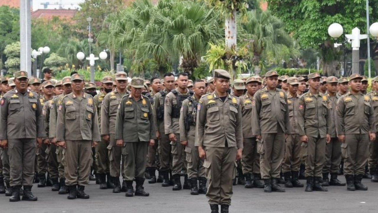 Satpol PP Surabaya meningkatkan patroli untuk mencegah tawuran, balap liar, dan gangguan keamanan lainnya menjelang bulan Ramadhan 2025, dengan melibatkan TNI-Polri dan imbauan kepada orang tua.