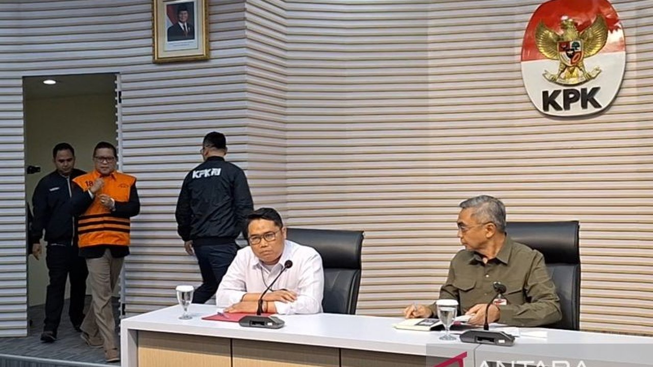 Sekjen PDIP, Hasto Kristiyanto, resmi ditahan KPK terkait dugaan perintangan penyidikan kasus Harun Masiku; KPK telah memeriksa 53 saksi dan 6 ahli.