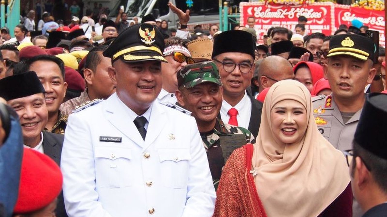Bupati Bogor terpilih, Rudy Susmanto, melakukan serah terima jabatan secara efisien dengan memanfaatkan Rapat Paripurna istimewa DPRD, sebagai bentuk tindak lanjut Instruksi Presiden Nomor 1 Tahun 2025.