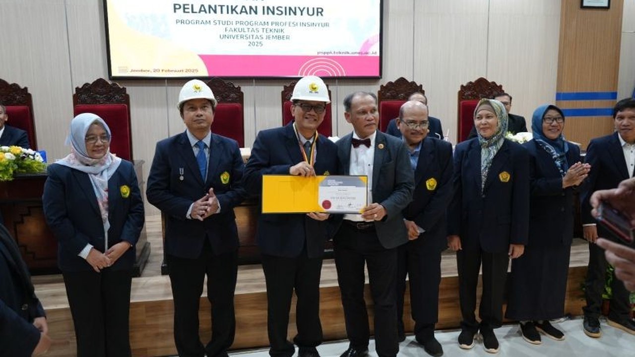 Rektor Universitas Jember, Iwan Taruna, menerima gelar insinyur profesional ASEAN usai melantik 56 insinyur baru dari Fakultas Teknik Unej, menekankan pentingnya etika dan integritas profesi.