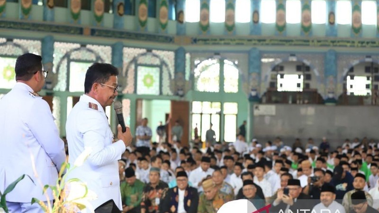 960 santri di Tangerang menggelar khataman Al-Quran 32 kali untuk menyambut Wali Kota dan Wakil Wali Kota Tangerang yang baru dilantik, Sachrudin dan Maryono Hasan, dengan harapan kepemimpinan yang amanah dan berakhlak.