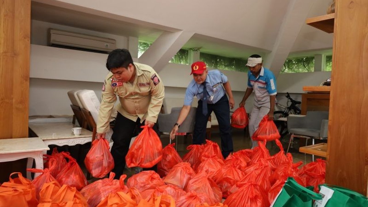 Pelantikan Bupati dan Wakil Bupati Banyuwangi, Ipuk Fiestiandani dan Mujiono, dirayakan dengan ribuan paket sembako dari berbagai pihak yang disalurkan untuk warga miskin.