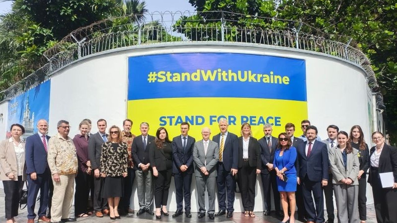 Kedutaan Besar Polandia di Jakarta luncurkan papan solidaritas #StandWithUkraine untuk memperingati tiga tahun konflik Rusia-Ukraina dan menunjukkan dukungan pada perjuangan Ukraina.