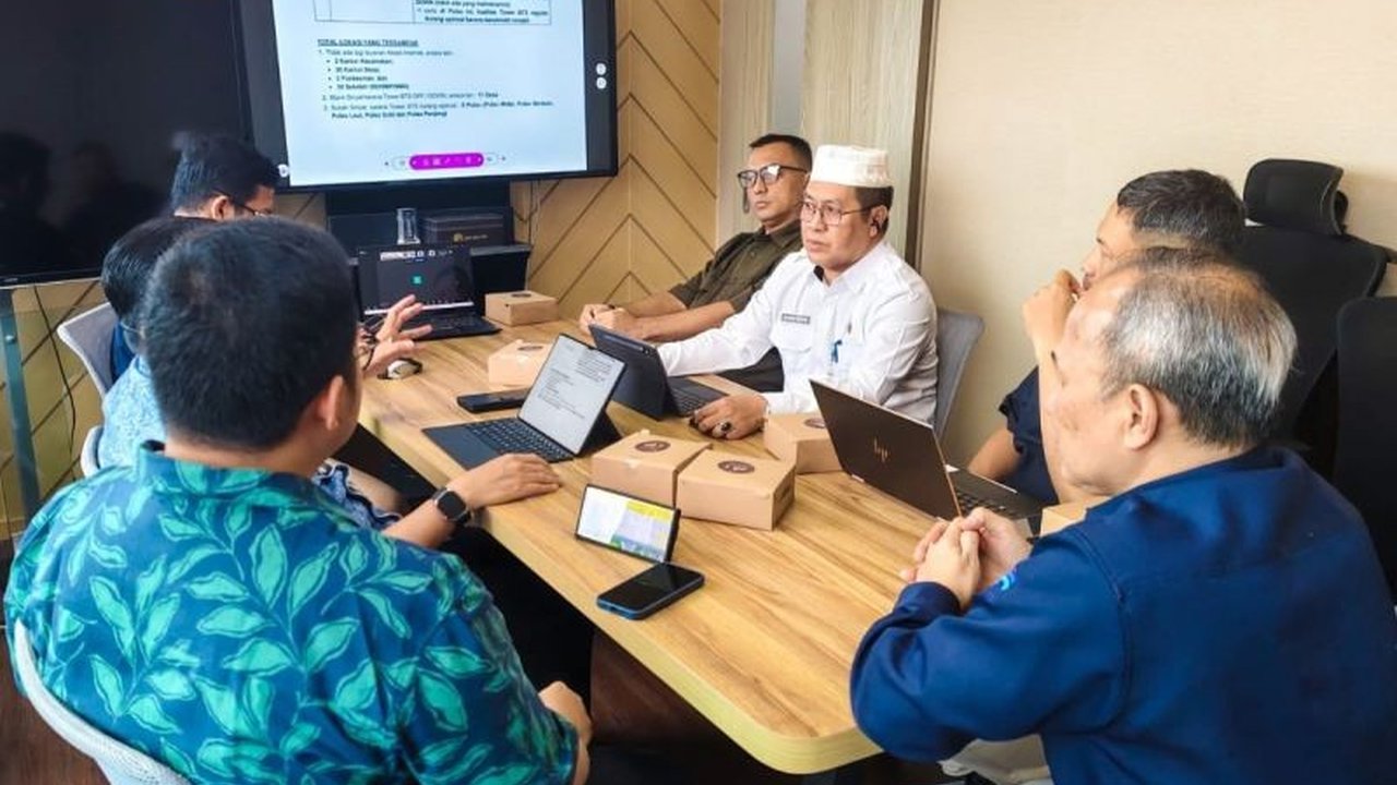 Pemerintah Kabupaten Natuna mengunjungi Kementerian Komunikasi dan Informatika untuk membahas peningkatan kualitas internet di Natuna, terutama di 11 desa yang mengalami blank spot akibat BTS tidak berfungsi.
