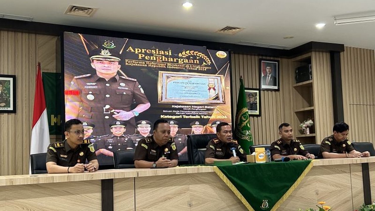Kepala Kejari Batam, I Ketut Kasna Dedi, membantah tudingan menerima suap dalam bentuk hibah dari Pemkot Batam dan menegaskan bahwa dana tersebut digunakan untuk meningkatkan layanan publik, khususnya bagi kelompok rentan.