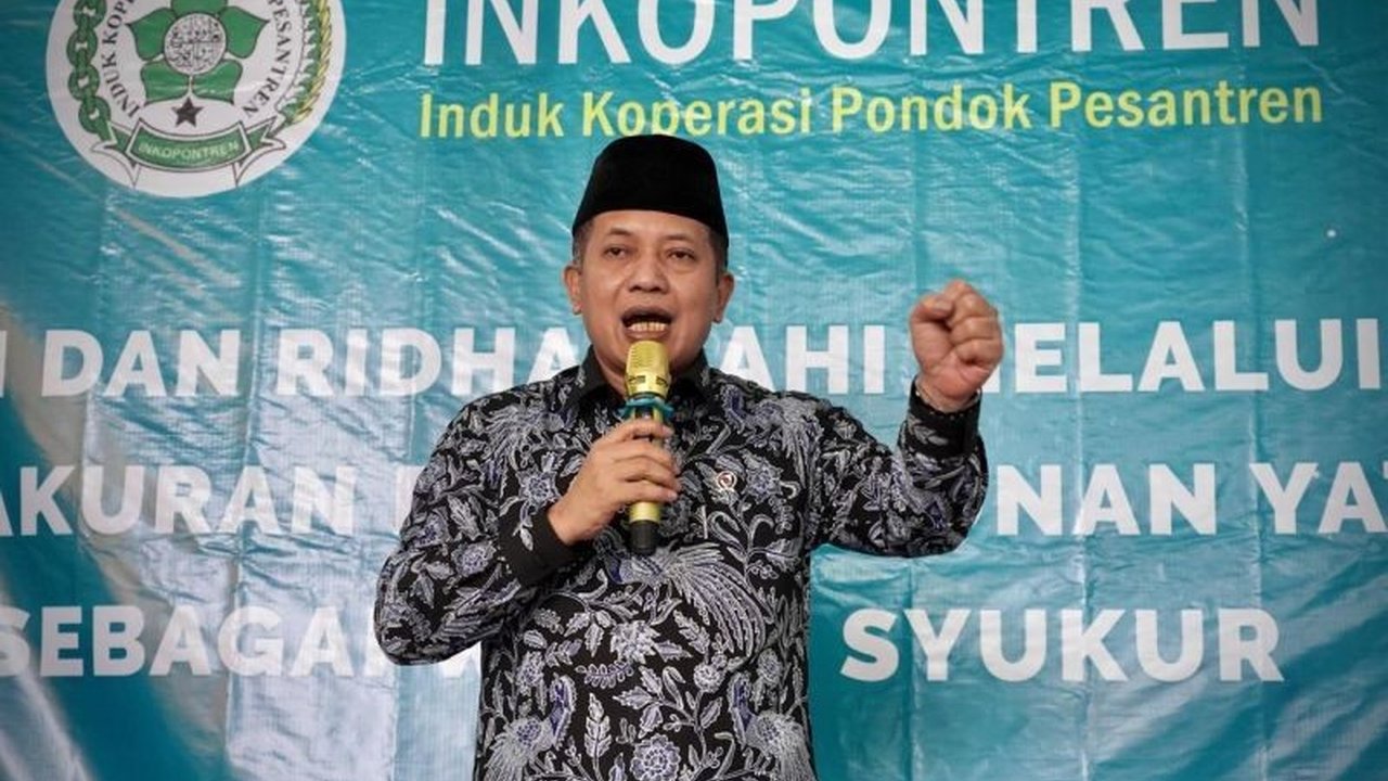 Wamenkop ungkap empat langkah strategis untuk memperkuat kontribusi koperasi terhadap perekonomian Indonesia, termasuk revisi UU Perkoperasian dan keterlibatan koperasi dalam penyaluran pupuk bersubsidi serta pengelolaan tambang.