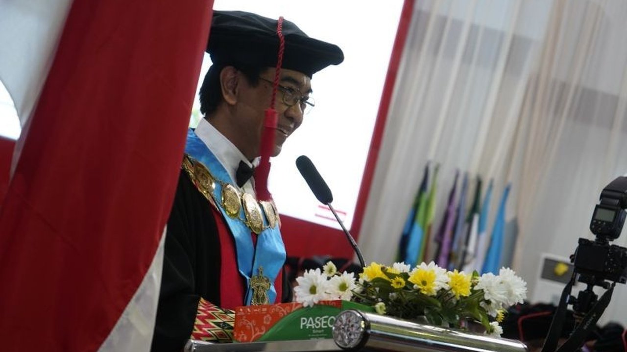 Universitas Hasanuddin (Unhas) tekankan pentingnya kolaborasi dalam menghadapi tantangan global, ditandai dengan wisuda 1.770 mahasiswa dan berbagai prestasi membanggakan.