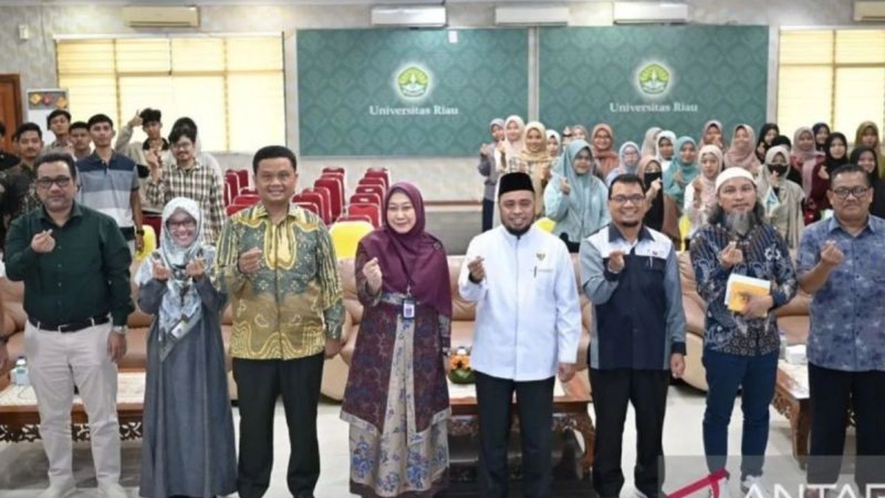 Sebanyak 130 mahasiswa Universitas Riau (Unri) menerima bantuan Uang Kuliah Tunggal (UKT) senilai Rp178.762.500 dari Unit Pengumpul Zakat (UPZ) Unri dan Baznas Riau untuk semester genap 2024/2025, membantu meringankan beban ekonomi dan meningkatkan kualit