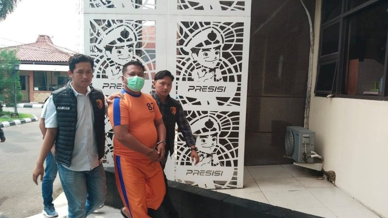 Polres Karawang menangkap seorang kepala desa yang telah menjadi DPO atas kasus dugaan penggelapan tanah seluas 106 hektare, mengakibatkan kerugian hingga Rp2,5 miliar.