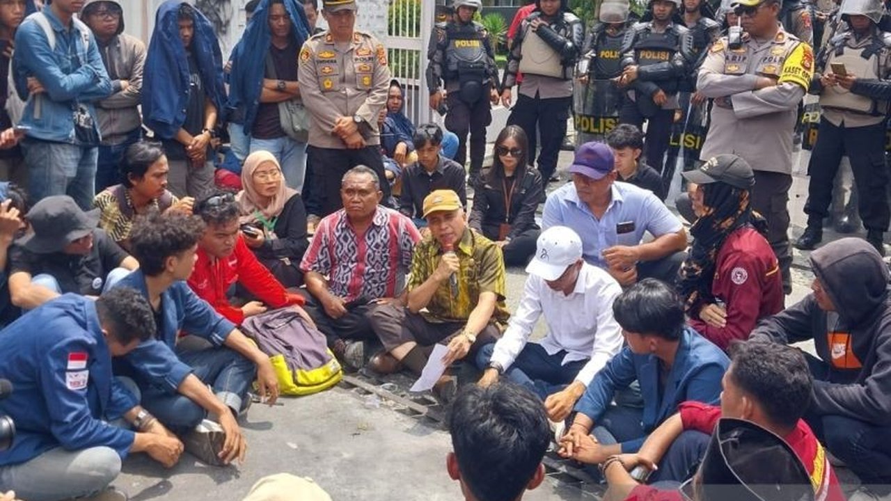 Anggota DPRD NTB menjamin Inpres Nomor 1 Tahun 2025 tak akan memangkas anggaran pendidikan dan kesehatan di NTB, menenangkan mahasiswa yang berunjuk rasa.