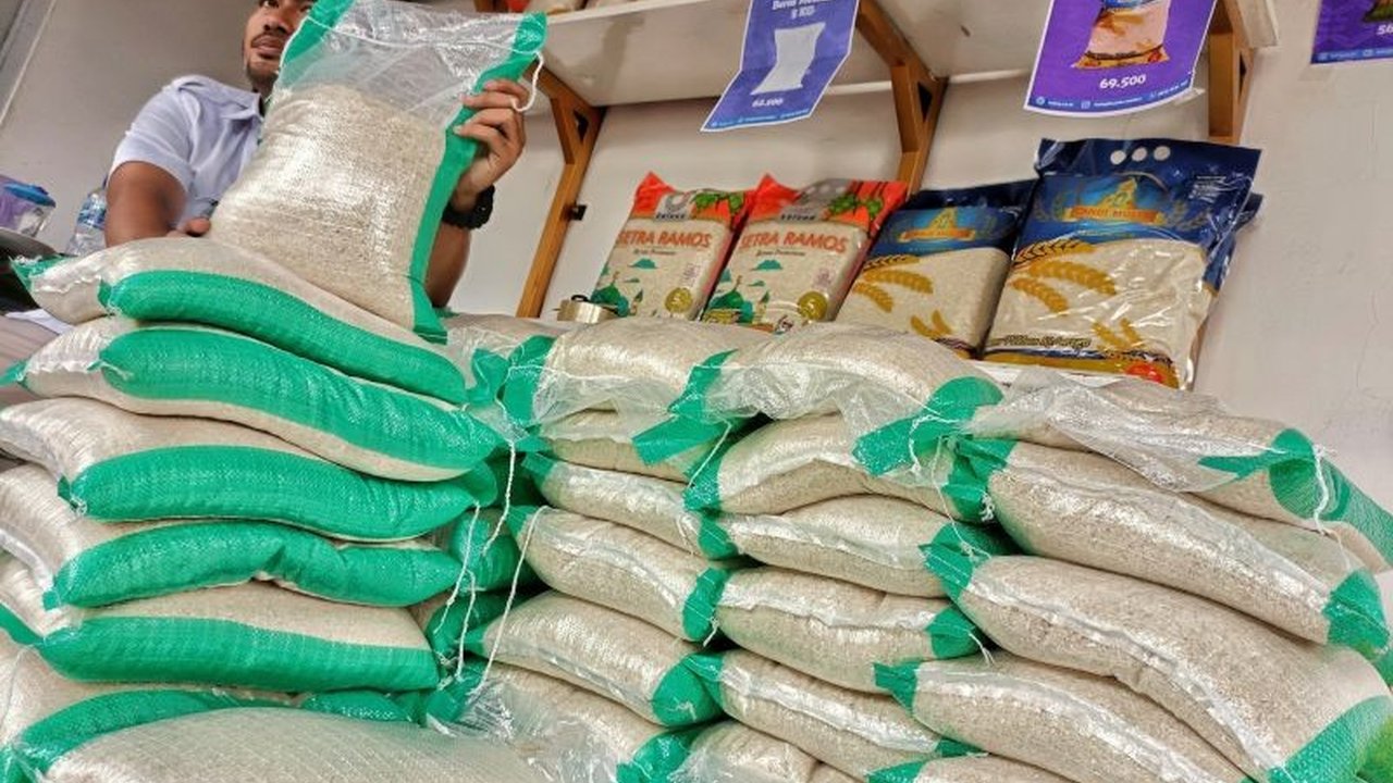 Pemerintah Kota Madiun menyiapkan berbagai strategi untuk mengendalikan inflasi selama Ramadhan dan Lebaran 2025, termasuk program belanja lokal dan operasi pasar murah.