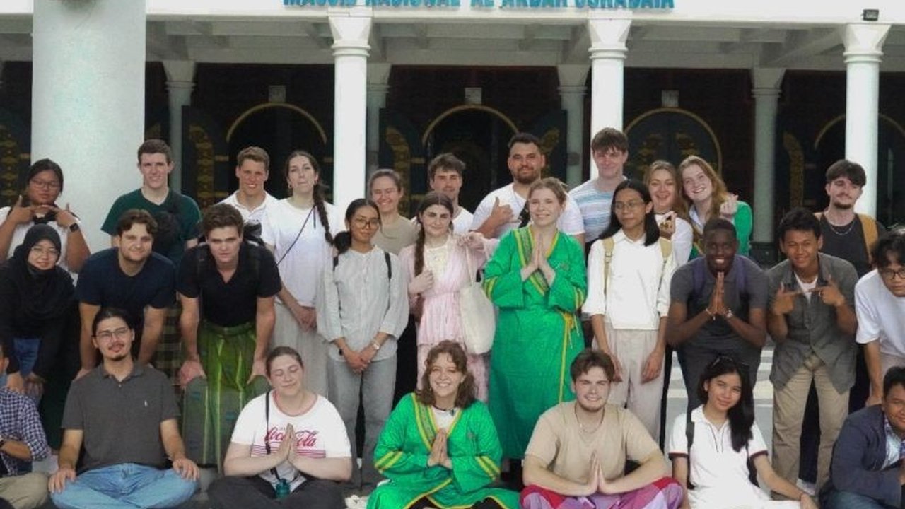 Kunjungan 28 mahasiswa internasional dari berbagai negara ke Masjid Al-Akbar Surabaya memberikan kesan mendalam tentang keindahan arsitektur, keramahan masyarakat, dan kepedulian lingkungan masjid tersebut.