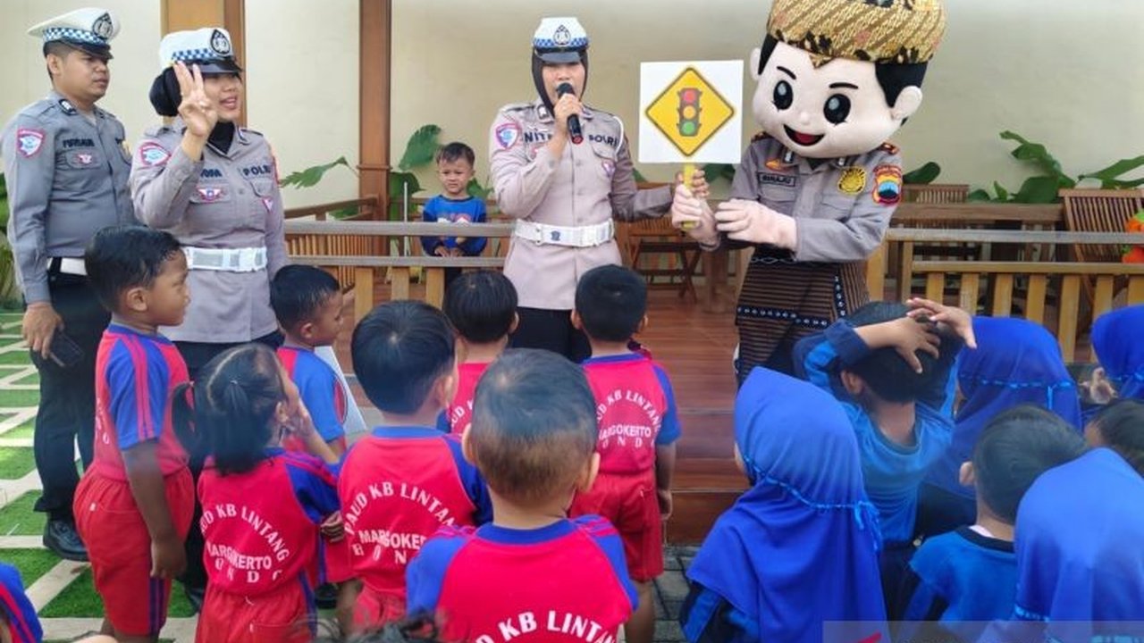 Polres Jepara melakukan sosialisasi tertib berlalu lintas kepada anak-anak TK sebagai bagian dari Operasi Keselamatan Candi 2025 dan program Polisi Sahabat Anak untuk menumbuhkan kesadaran keselamatan sejak dini.