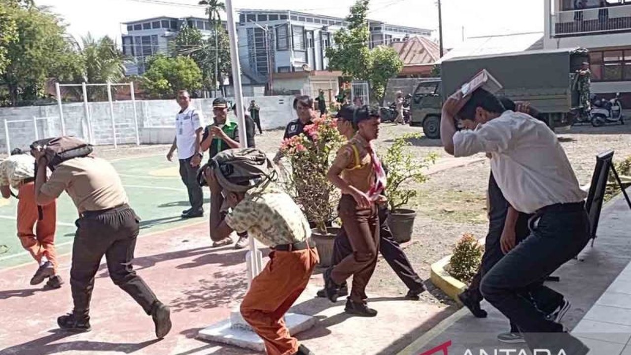 Seratusan pelajar SMA Kartika XIV Banda Aceh mengikuti simulasi mitigasi gempa dan tsunami untuk meningkatkan kesiapsiagaan menghadapi bencana alam.