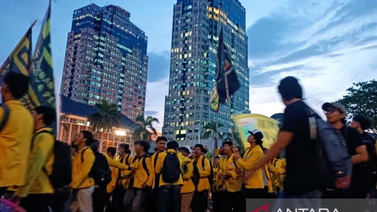 Aksi unjuk rasa ratusan mahasiswa di Patung Kuda Arjuna Monas berakhir tertib setelah Menteri Sekretaris Negara (Mensesneg) Prasetyo Hadi menemui mereka dan menyampaikan pesan dari Presiden Prabowo Subianto.