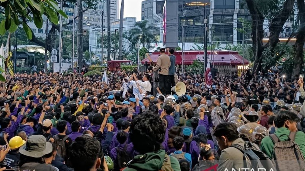 Menteri Sekretaris Negara (Mensesneg) Prasetyo Hadi menyanyikan lagu 'Darah Juang' bersama ratusan mahasiswa di depan Patung Kuda Arjuna, Monas, dan berjanji akan menyampaikan tuntutan mereka kepada Presiden Prabowo Subianto.