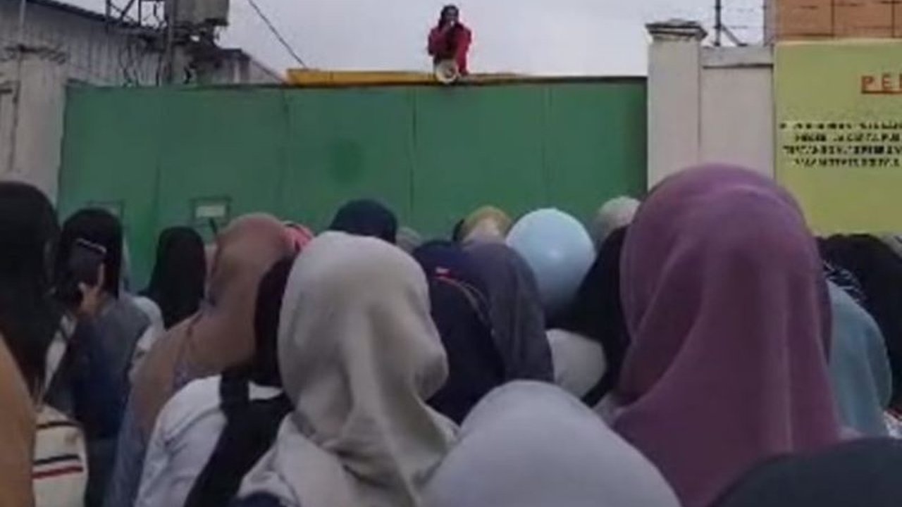 Pemkab Garut membentuk Satgas Insidentil untuk menangani 2027 pekerja PT Danbi Internasional yang tiba-tiba berhenti beroperasi, memastikan hak-hak pekerja terlindungi.