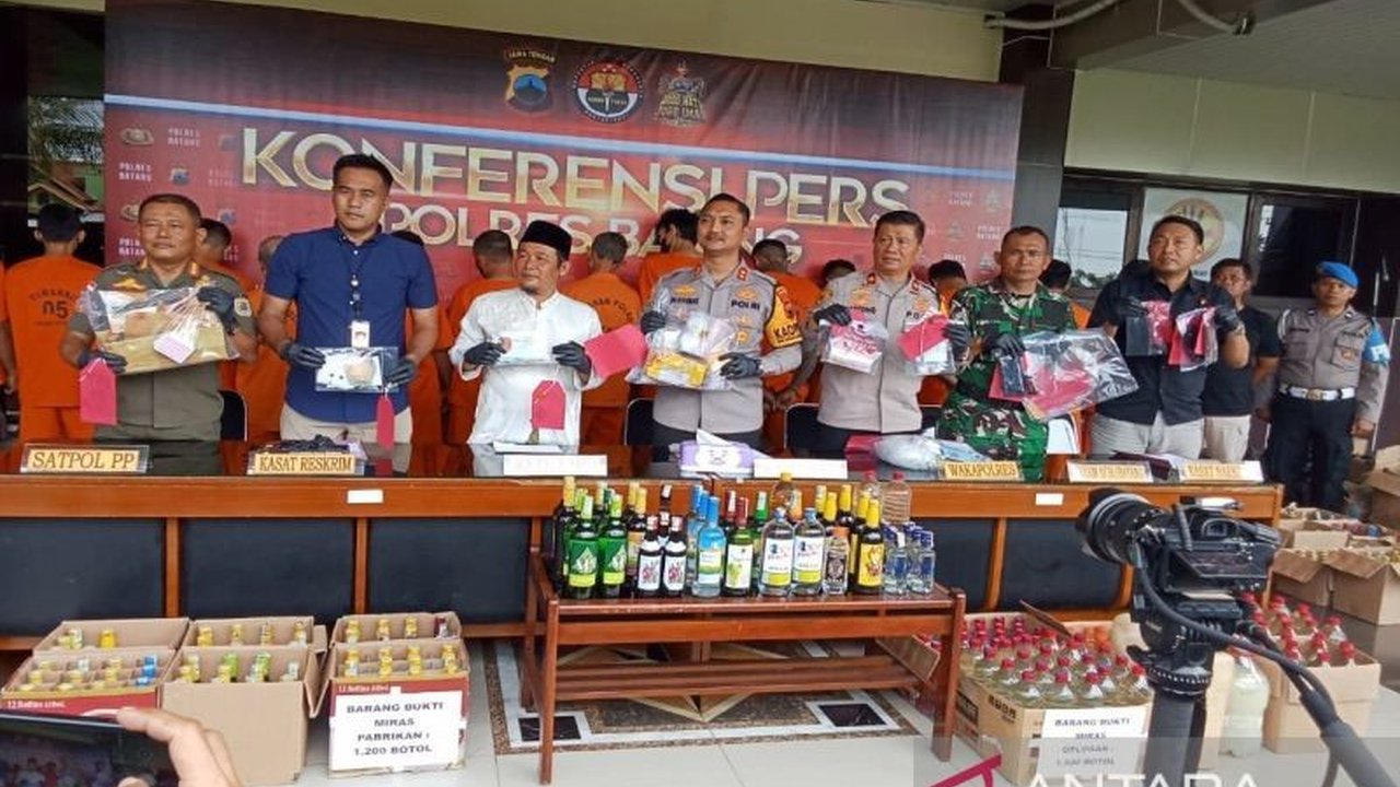 Polres Batang berhasil mengungkap 67 kasus peredaran minuman keras dan narkoba, mengamankan 67 pelaku dan berbagai barang bukti menjelang Ramadan dan Lebaran 2025.