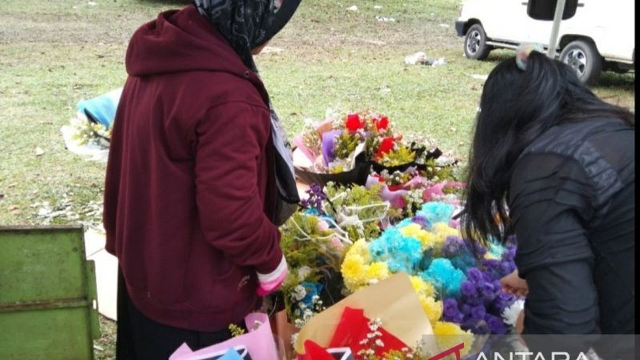 Pedagang Bunga Bandung Ramaikan Wisuda Unsri Palembang, Buket Mulai Rp10.000