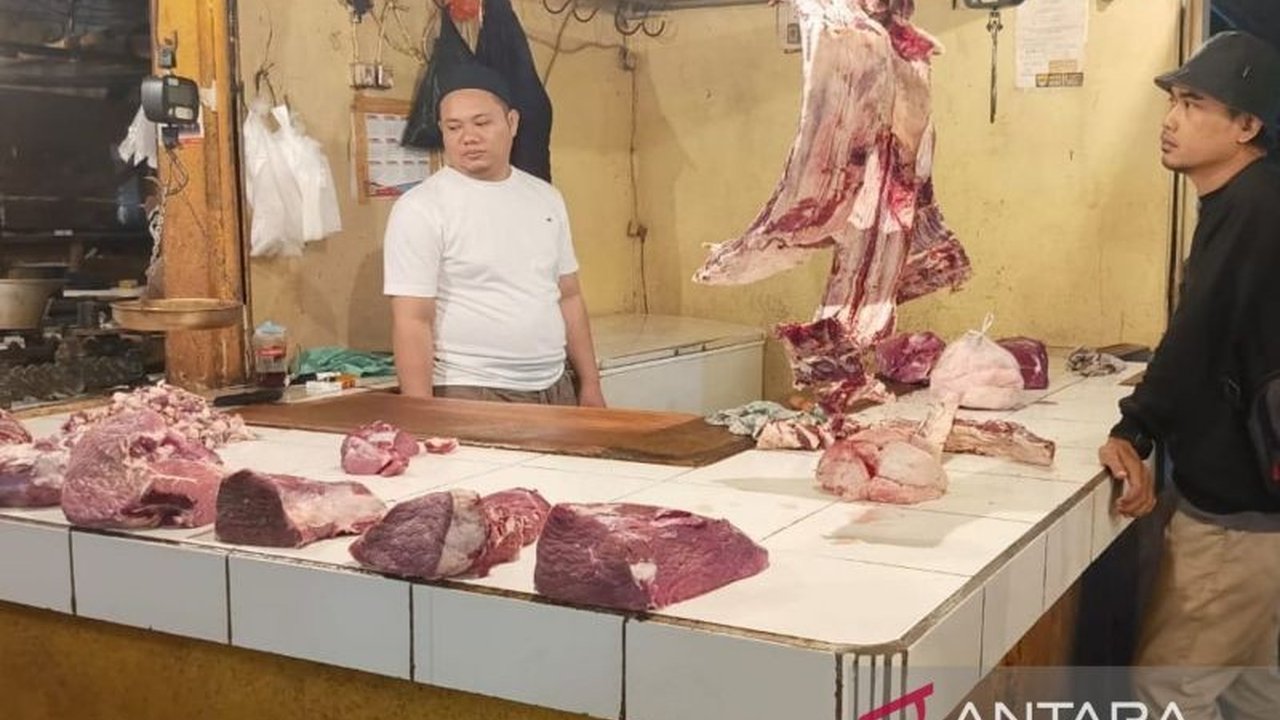 Jelang bulan puasa, harga daging sapi di Cianjur, Jawa Barat, mengalami kenaikan signifikan hingga Rp130.000 per kilogram akibat tingginya permintaan, sementara pemerintah daerah berupaya mengendalikan harga melalui operasi pasar.