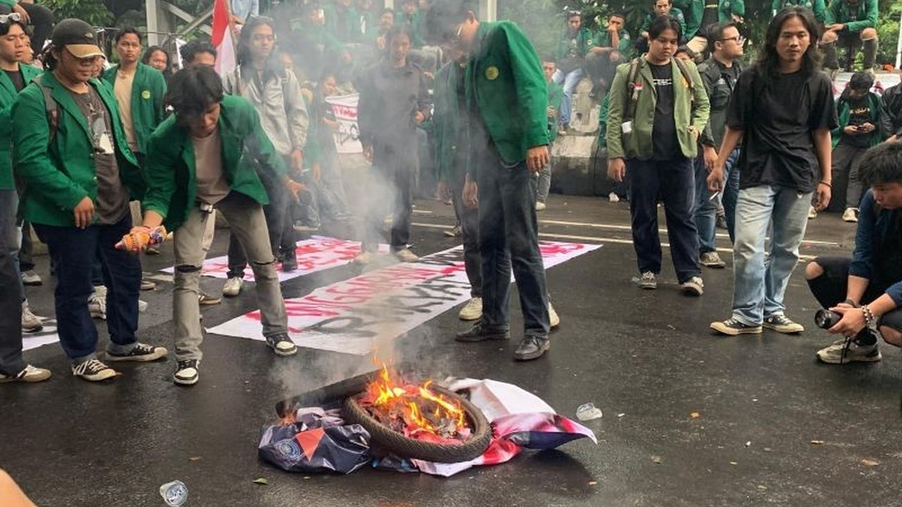 Ribuan mahasiswa dari berbagai kampus di Jabodetabek menggelar aksi demonstrasi di Patung Kuda, Jakarta Pusat, pada Senin, 17 Februari 2024, menuntut pencabutan Inpres Nomor 1 Tahun 2025 dan empat tuntutan lain terkait kebijakan pemerintah.