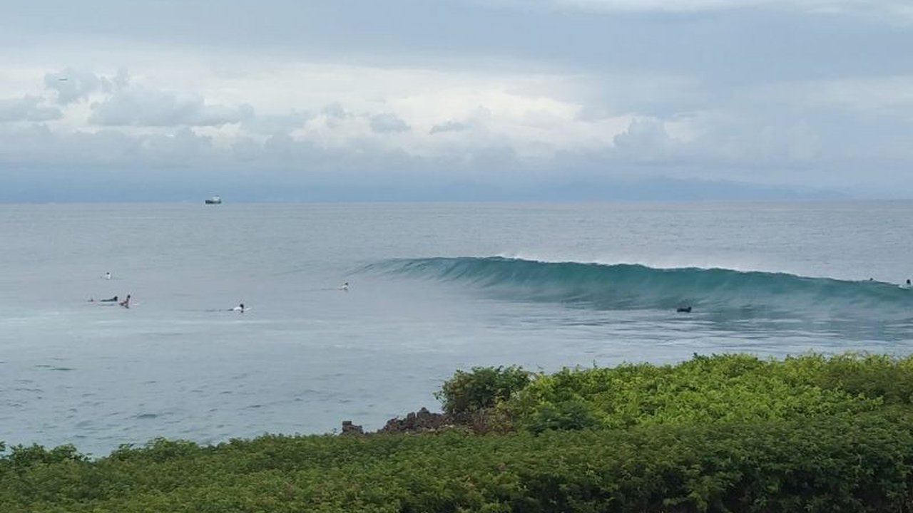 BMKG Denpasar memperingatkan potensi gelombang laut hingga 2,5 meter di perairan Bali pada 21-24 Februari 2025, khususnya di Selat Badung, Selat Bali bagian selatan, dan Selat Lombok bagian selatan; nelayan dan wisatawan bahari diimbau untuk meningkatkan.