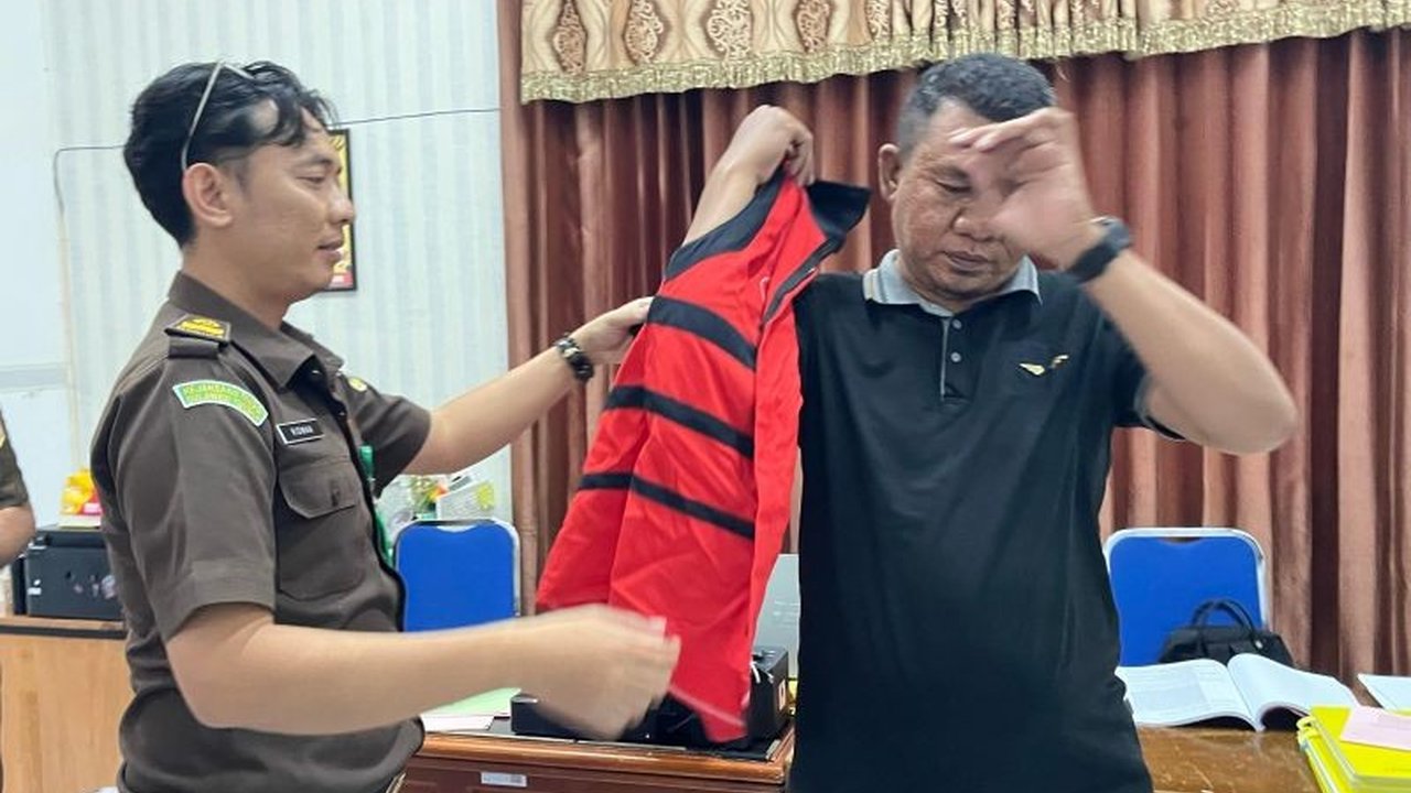 Kejari Donggala menahan Kepala Desa Soulowe, Sigi, berinisial WHM, atas dugaan tindak pidana kekerasan seksual terhadap anak di bawah umur yang terjadi pada Mei 2023, dan akan diberhentikan sementara dari jabatannya.