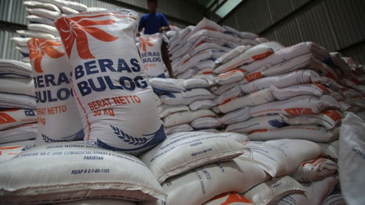 Pemerintah melalui Bulog telah menyerap 190.884 ton beras dengan harga pembelian pemerintah (HPP) baru Rp6.500 per kg, bertujuan untuk stabilisasi harga dan ketersediaan pangan.