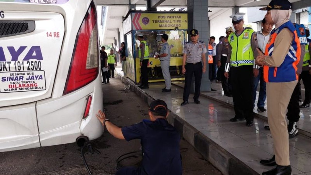 Polda Jawa Tengah dan Dishub Kota Semarang periksa kelayakan 18 bus di Terminal Mangkang untuk memastikan keselamatan penumpang selama arus mudik Lebaran 2025, dengan satu bus ditemukan tak lolos uji emisi.