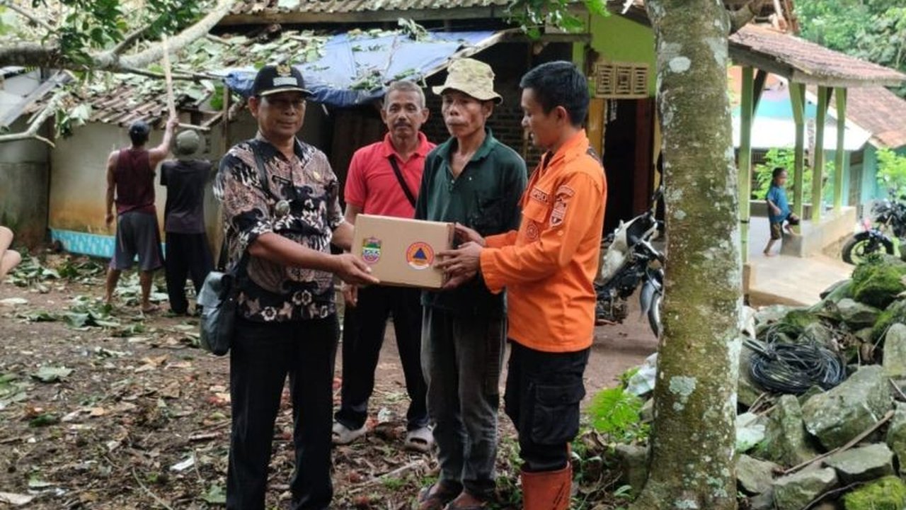 Badan Penanggulangan Bencana Daerah (BPBD) Kabupaten Ciamis mendistribusikan bantuan logistik untuk korban bencana alam tanah longsor, banjir, dan angin kencang di sejumlah kecamatan.