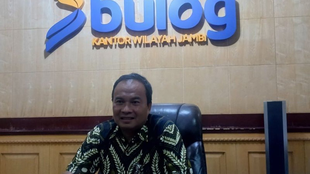 Bulog Jambi memastikan stok pangan seperti beras, gula, minyak goreng, dan terigu aman hingga beberapa bulan ke depan, siap mendukung operasi pasar Ramadhan 2025.