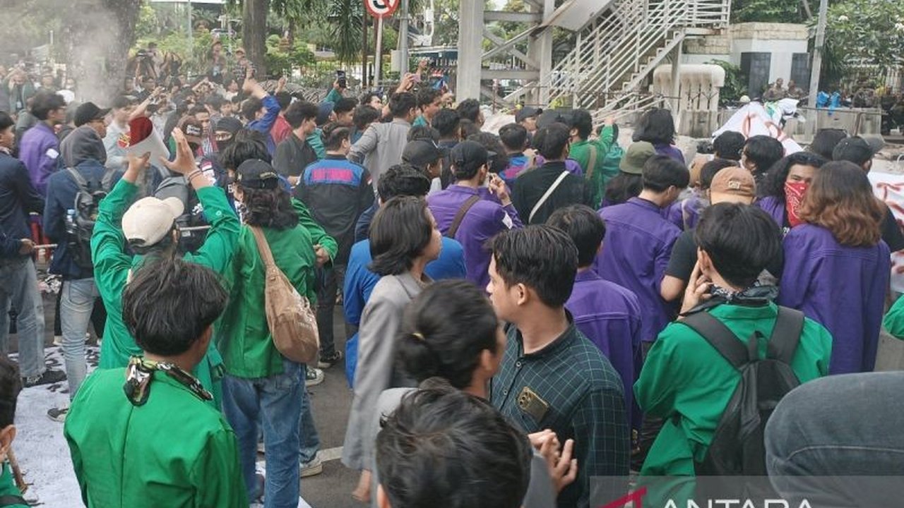 Ratusan mahasiswa BEM SI mencoba menerobos blokade beton di Patung Kuda, Monas, Jakarta, menuntut transparansi anggaran dan kebijakan efisiensi yang merugikan rakyat.