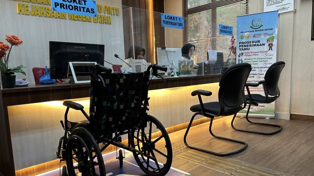 Kejari Batam meraih penghargaan pelayanan publik inklusif dan ramah kelompok rentan dari Kemenpan-RB, berkat fasilitas ramah disabilitas dan kerjasama dengan Pemkot Batam serta SLB.