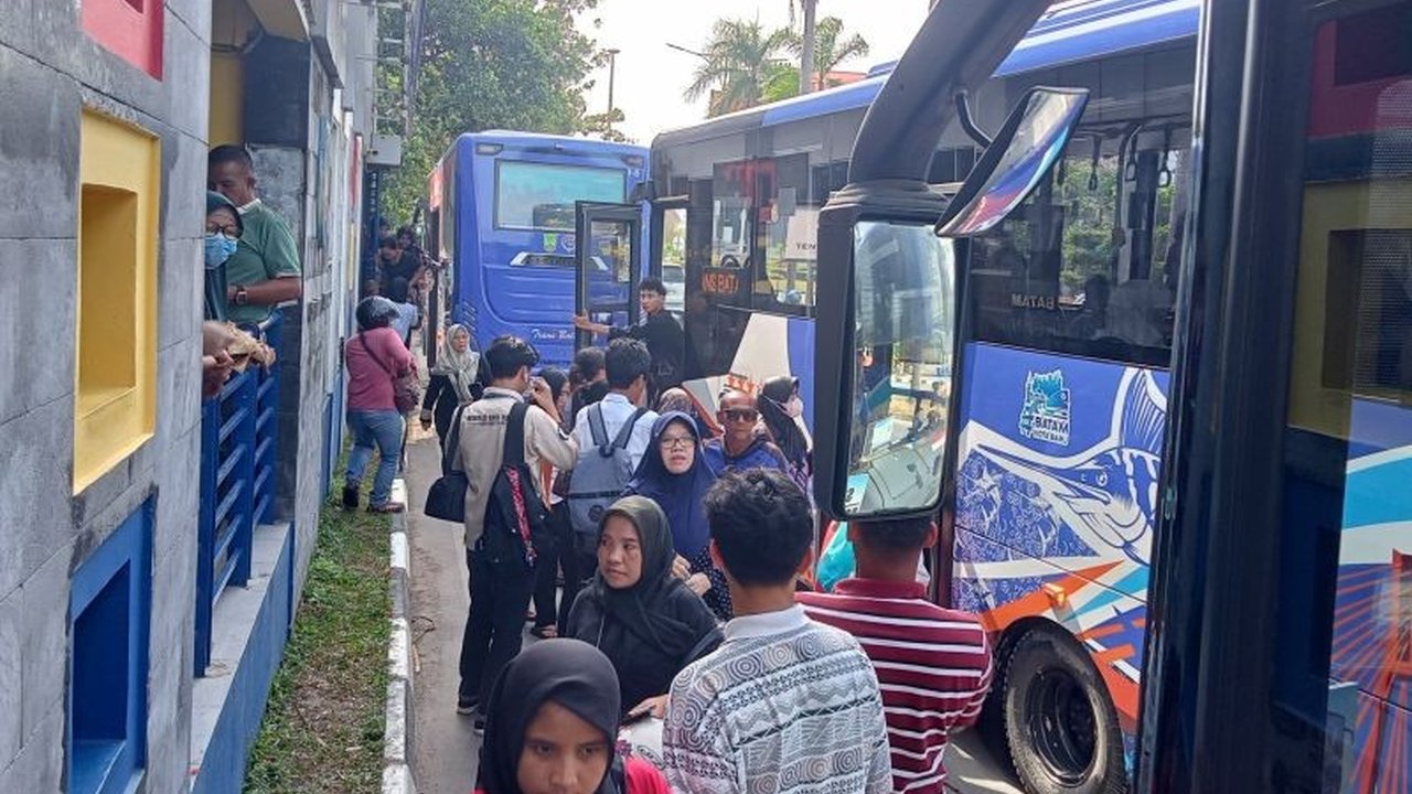 Penumpukan penumpang terjadi di Halte Bus Batam Center akibat enam Bus Trans Batam terlambat karena antre mengisi BBM, menyebabkan penumpang menunggu hingga tiga jam.