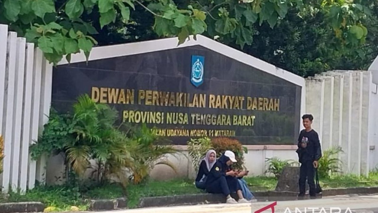 DPRD NTB mempertanyakan pengangkatan empat pejabat Pemprov NTB sebagai komisaris di BUMD menjelang masa transisi kepemimpinan, menilai tindakan tersebut sebagai 'aji mumpung'.