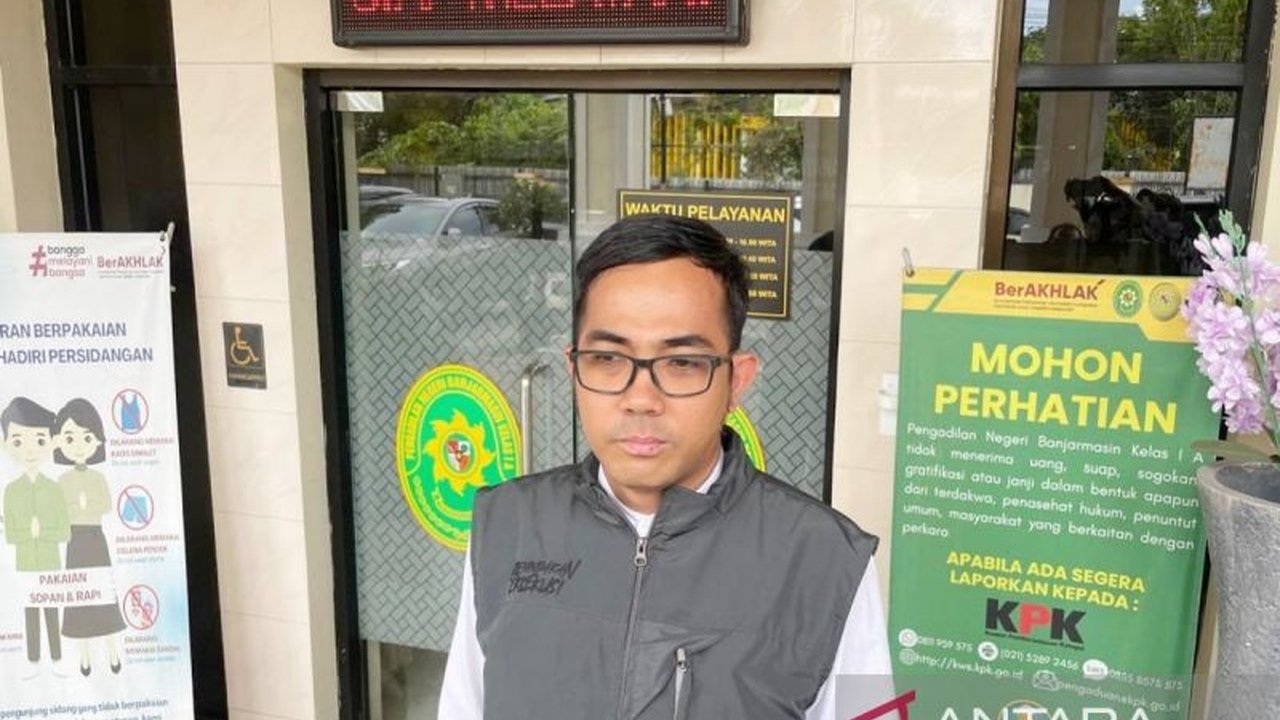 Komisi Pemberantasan Korupsi (KPK) melimpahkan berkas perkara eks Kepala Dinas PUPR Kalsel, Ahmad Solhan, dan tiga tersangka lain ke PN Banjarmasin terkait kasus suap tiga proyek.