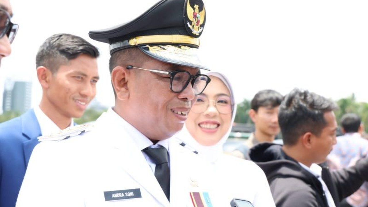 Gubernur Banten Andra Soni memastikan program sekolah gratis akan berjalan di tahun ajaran 2025/2026 untuk SMA, SMK, MA, dan SKH swasta, dengan anggaran yang telah disiapkan.