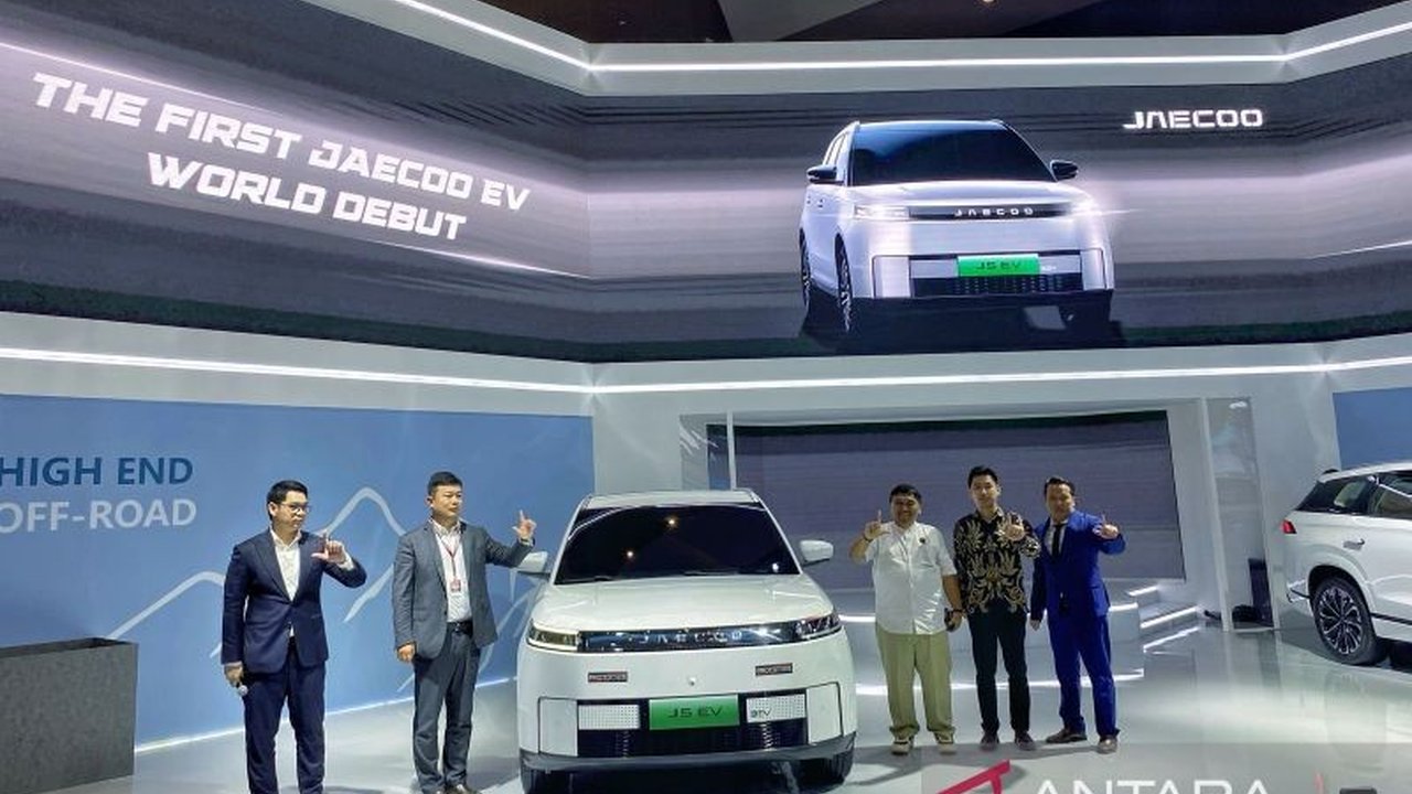 Jaecoo J5 EV, SUV listrik terbaru, melakukan debut globalnya di Indonesia dalam ajang IIMS 2025, menandai komitmen perusahaan terhadap pasar otomotif Indonesia dan transisi ke mobilitas listrik.