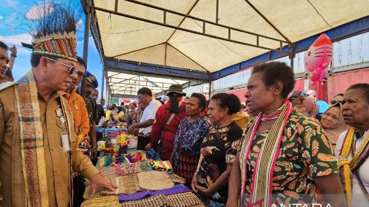 Gubernur Papua, Ramses Limbong, mengajak pelaku UMKM untuk berinovasi dan berkreasi dalam mengembangkan produk guna menghadapi persaingan pasar yang semakin ketat serta memanfaatkan potensi wisata Papua.
