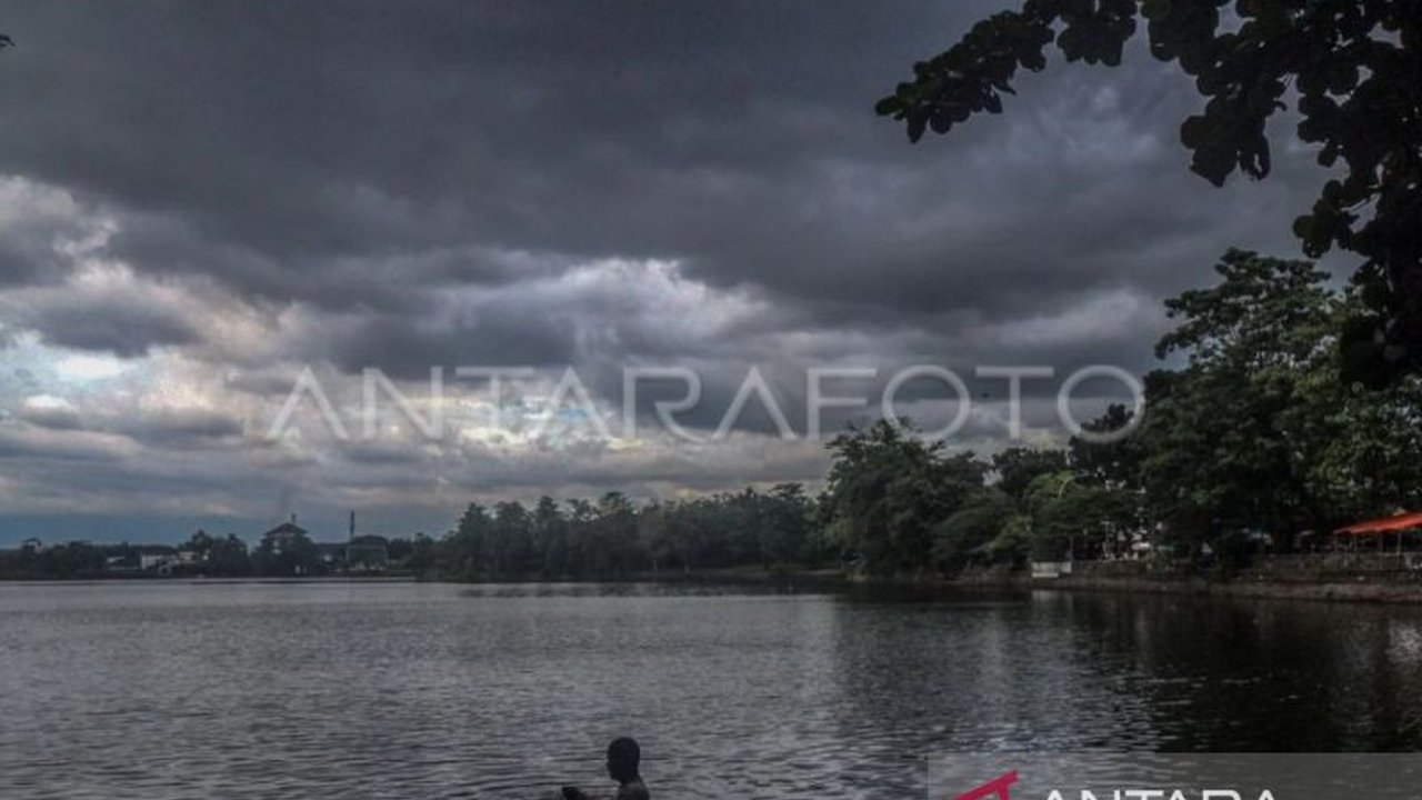 BMKG memperingatkan warga pesisir Kalimantan Timur untuk mewaspadai pasang laut dengan ketinggian hingga 2,7 meter pada 21-28 Februari 2025.