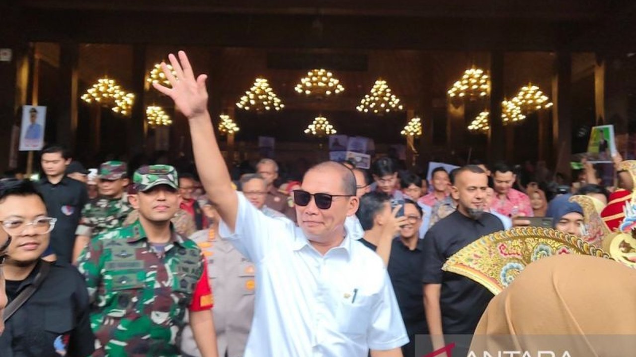 Ribuan warga Solo, termasuk ASN dan pelajar, memberikan penghormatan dan ucapan selamat tinggal kepada Wali Kota Surakarta, Teguh Prakosa, yang memasuki masa purna tugas setelah mengabdi selama empat tahun.