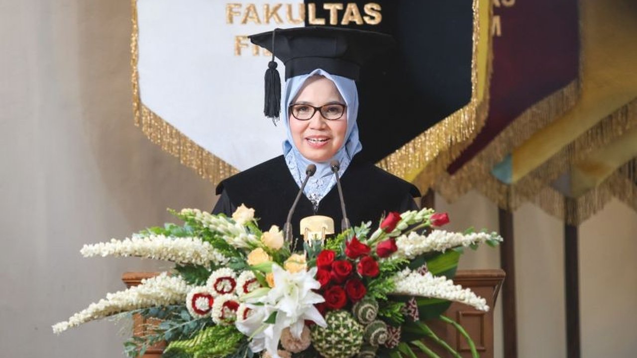 Prof. Siti Murtiningsih, istri Wamenkominfo, dikukuhkan sebagai Guru Besar Filsafat Pendidikan UGM, menekankan pentingnya etika AI dan literasi digital dalam kurikulum pendidikan.