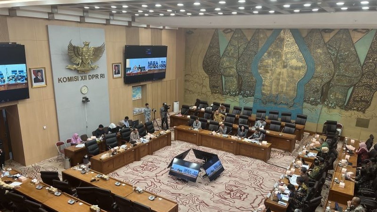 Proyek RDMP Balikpapan telah mencapai kemajuan 92,4 persen dan ditargetkan selesai pada September 2025, meningkatkan kapasitas pengolahan BBM dan kualitas produk.