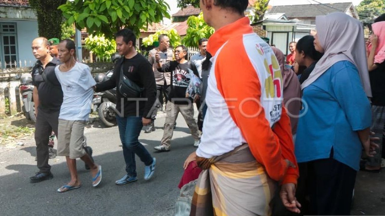 Operasi gabungan TNI, Polri, dan BNN di Mataram berhasil menangkap delapan warga terkait peredaran narkoba di Kelurahan Dasan Agung, Kota Mataram, NTB, dengan barang bukti sabu seberat 14,71 gram.