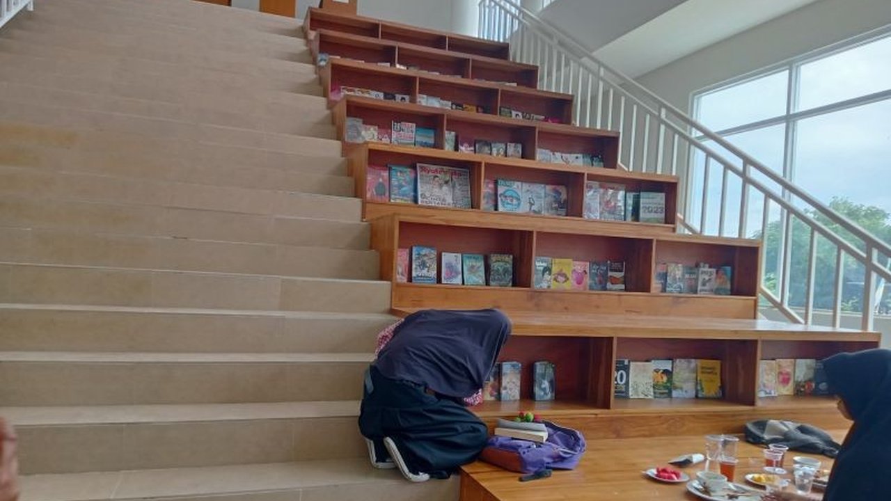 Perpustakaan Mataram di Nusa Tenggara Barat mengalami peningkatan signifikan dalam jumlah pengunjung, mencapai 200-250 orang per hari setelah peresmian gedung baru dan berbagai fasilitas memadai.