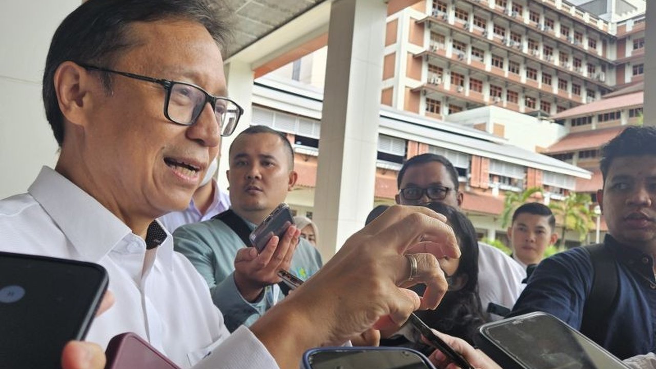 Menkes Budi Gunadi Sadikin memastikan beasiswa pendidikan dokter 2025 tetap diberikan setelah dilakukan beberapa kali perbaikan anggaran bersama DPR RI, sekaligus meluruskan kesalahpahaman terkait pemberhentian sementara program beasiswa tersebut.