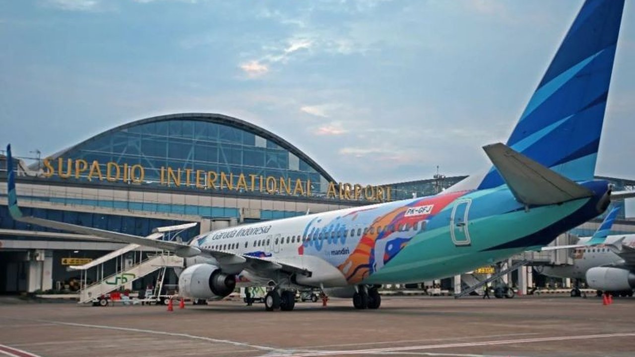 BPS Kalbar laporkan lonjakan penumpang angkutan udara dan laut di Desember 2024, meskipun beberapa sektor mengalami penurunan tahunan.