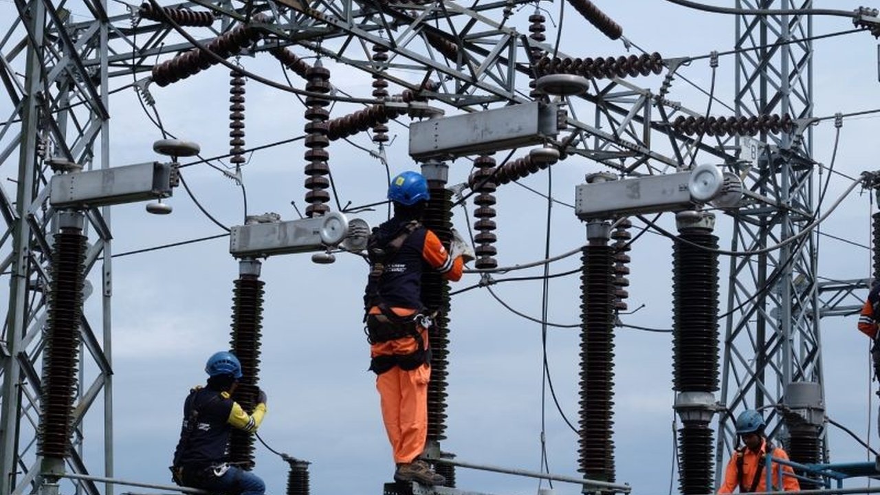 PT PLN (Persero) UIT JBM memastikan keandalan listrik di Bali selama penyelenggaraan 5th Multilateral Naval Exercise Komodo 2025, dengan melakukan pemeliharaan intensif infrastruktur kelistrikan vital.