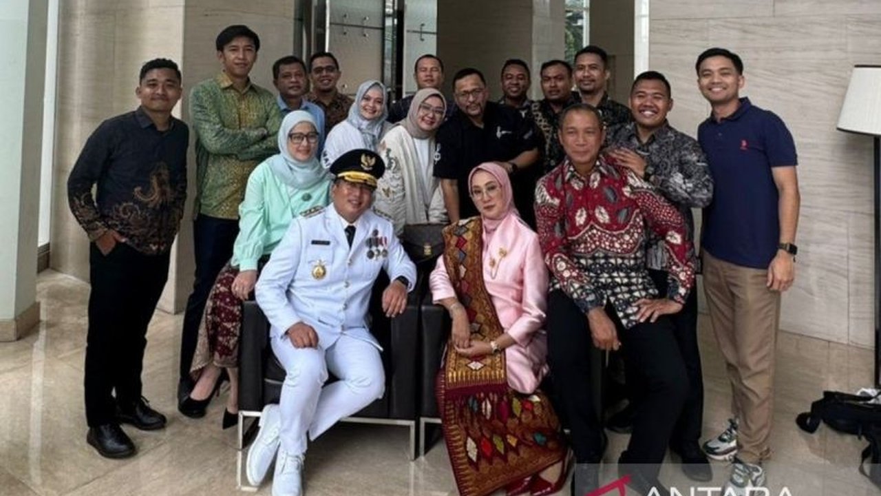 Gubernur Nusa Tenggara Barat, Lalu Muhamad Iqbal, resmi dilantik dan akan mengikuti retret di Magelang untuk menerima amanat Presiden Prabowo Subianto.